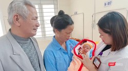 Cặp vợ chồng lớn tuổi vô cùng xúc động khi có được đứa con mơ ước nhờ thụ tinh trong ống nghiệm tại khoa Hỗ trợ sinh sản - BV Phụ sản Thanh Hoá