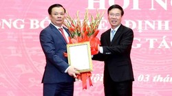 Thường trực Ban Bí thư Võ Văn Thưởng trao Quyết định, tặng hoa chúc mừng tân Bí thư Thành uỷ Hà Nội Đinh Tiến Dũng.