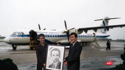 Ông Trương Tấn Sang - khi đương nhiệm Thường trực Ban Bí thư, và anh Hà Huy Thanh tại lễ di dời hài cốt cố Tổng Bí thư Hà Huy Tập (ngày 1/12/2009).