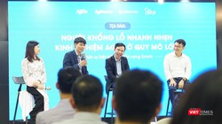 Các vị khách mời chia sẻ tại buổi tọa đàm - từ trái qua phải: anh Phạm Anh Đới - Giám đốc Học viện Agile, anh Hoàng Hữu Huy - Giám đốc Giải pháp chấp nhận thanh toan số tại Ngân hàng MSB, anh Nguyễn Thành Nam - Giám đốc Trung tâm sản xuất phần mềm tại NTQ Solution.