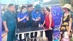 Đoàn thanh niên hướng dẫn nhân dân cài đặt, sử dụng ứng dụng Bluezone.