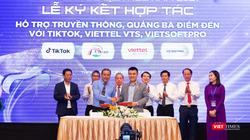 TikTok và Sở Du lịch Thừa Thiên Huế thực hiện ký kết.