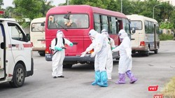 Nhân viên y tế phun khử khuẩn để phòng COVID-19.