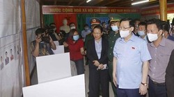 Chủ tịch Quốc hội Vương Đình Huệ và Đoàn giám sát, kiểm tra công tác bầu cử tại Khu vực bỏ phiếu số 4 gồm các thôn: Lô Lô Chải, Séo Lủng, xã Lũng Cú, huyện Đồng Văn, tỉnh Hà Giang. 