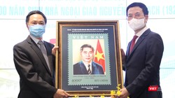 Bộ trưởng Bộ TT&TT Nguyễn Mạnh Hùng trao tặng bức ảnh cho đại diện gia đình đồng chí Nguyễn Cơ Thạch