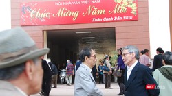 Nhà văn Nguyễn Xuân Khánh với các nhà văn dịp gặp cuối năm Tết năm Canh Dần 2010.