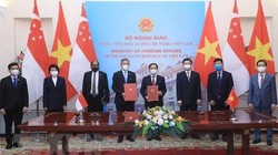 Bộ trưởng Bộ Ngoại giao Bùi Thanh Sơn và Bộ trưởng Bộ Ngoại giao Singapore Vivian Balakrishnan và các đại biểu tại Lễ ký Biên bản Thỏa thuận giữa bộ Ngoại giao hai nước về Chương trình Nghiên cứu theo chuyên đề dành cho cán bộ cao cấp Đảng Cộng sản Việt Nam giai đoạn 2021-2023.