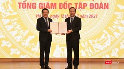 Chủ tịch HDDTV Tập đoàn VNPT Phạm Đức Long trao quyết định bổ nhiệm ông Huỳnh Quang Liêm giữ chức vụ Tổng giám đốc Tập đoàn VNPT.