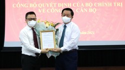 Ông Lê Quốc Minh nhận quyết định và hoa chúc mừng từ ông Nguyễn Trọng Nghĩa.