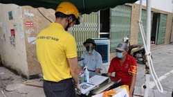 Quá trình chuyển phát SGK được thực hiện nghiêm túc theo các quy định về phòng chống dịch của ngành Y tế và địa phương.