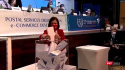 Bà Lê Thị Tuyết Mai - Đại sứ, Trưởng phái đoàn của Việt Nam - dự trực tiếp Đại hội UPU lần thứ 27, tham gia bỏ phiếu.