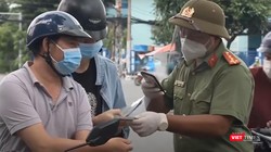 Hà Nội sử dụng đồng thời giấy đi đường thông thường và giấy đi đường có QR code.