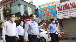 Thủ tướng Phạm Minh Chính kiểm tra đột xuất công tác phòng, chống dịch tại điểm nóng dịch COVID-19 tại quận Thanh Xuân (Hà Nội).