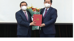 Ông Lại Xuân Môn nhận quyết định và hoa chúc mừng từ Bí thư Trung ương Đảng, Trưởng Ban Tuyên giáo Trung ương Nguyễn Trọng Nghĩa