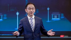 Ông Ryan Ding phát biểu tại diễn đàn Băng thông rộng di động toàn cầu 2021.