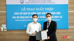 Ông Nguyễn Thiện Nghĩa - PGĐ Giám đốc phụ trách Trung tâm Chứng thực điện tử Quốc gia trao giấy phép cho đại diện VNPT.
