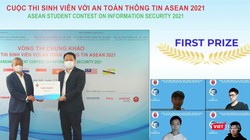 Thứ trưởng Bộ TT&TT Nguyễn Huy Dũng và Chủ tịch VNISA Nguyễn Thành Hưng trao giải Nhất cho đội Pawsitive - Đại học Công nghệ, Đại học Quốc gia Hà Nội.