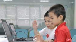 Tại nhiều trò lừa bịp trực tuyến, trẻ em bị kích động bằng một đoạn tin nhắn đe doạ giả mạo, dụ dỗ các em thực hiện các thử thách với cấp độ khó tăng dần, cuối cùng là gây hại cho bản thân,