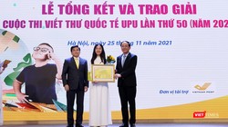Ông Phạm Anh Tuấn - Thứ trưởng Bộ Thông tin và Truyền thông, Trưởng Ban Tổ chức cuộc thi và ông Nguyễn Hải Thanh - Chủ tịch HĐTV TCT Bưu điện Việt Nam trao Giấy chứng nhận giải Nhất quốc gia và phần thưởng của Ban Tổ chức.
