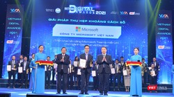Ông Phùng Việt Thắng, Giám đốc Kinh Doanh Microsoft Việt Nam vinh dự nhận giải thưởng.
