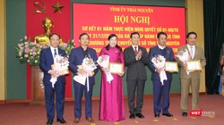 Bộ trưởng Bộ Thông tin và Truyền thông Nguyễn Mạnh Hùng tặng Kỷ niệm chương "Vì sự nghiệp Thông tin và truyền thông" cho Bí thư Tỉnh ủy Thái Nguyên Nguyễn Thanh Hải và 4 cá nhân.