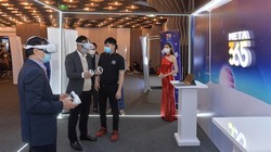 Người mua có thể trải nghiệm dự án, nắm bắt thông tin dự án BĐS đến từng chi tiết lô đất hay căn hộ qua thiết bị di động, kính VR trước khi ra quyết định đầu tư.