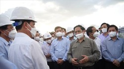 Thủ tướng Phạm Minh Chính kiểm tra công tác thi công tại cao tốc Phan Thiết - Dầu Giây. Ảnh Hà Anh Chiến.