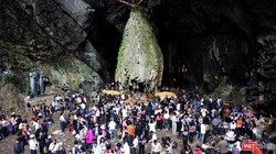 Hình ảnh du khách tại động Hương Tích - Ảnh chụp năm 2019.