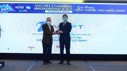 Ông Lê Đắc Kiên - Phó TGĐ VNPT VinaPhone nhận danh hiệu VNPT là nhà cung cấp dịch vụ viễn thông tiêu biểu về chất lượng dịch vụ băng rộng cố định.