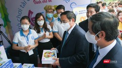 Đi thăm các gian hàng tại Ngày hội Khởi nghiệp quốc gia của học sinh, sinh viên, Thủ tướng cho rằng phải thúc đẩy mạnh mẽ hệ sinh thái khởi nghiệp ngành giáo dục.