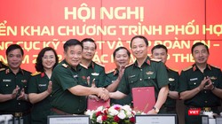 Thiếu tướng Đoàn Minh Định, Phó chủ nhiệm Tổng cục Kỹ thuật và Thiếu tướng Nguyễn Đình Chiến, Phó Tổng giám đốc Viettel ký bản hợp tác chuyển đổi số.
