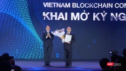 Ông Vũ Chiến Thắng - Thứ trưởng Bộ Nội vụ - trao quyết định thành lập Hiệp hội Blockchain Việt Nam cho ông Hoàng Văn Huây - Chủ tịch Hiệp Blockchain Việt Nam.