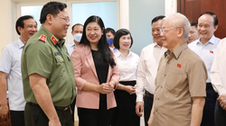 Tổng Bí thư Nguyễn Phú Trọng và các đại biểu dự hội nghị tiếp xúc cử tri tại điểm cầu quận Ba Đình.