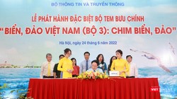 Thứ trưởng Pham Anh Tuan thực hiện nghi thức phát hành đặc biệt bộ tem “Biển, đảo Việt Nam: Chim biển, đảo”.