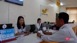 Nhân viên bưu điện làm việc tại bộ phận một cửa.