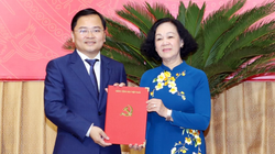 Trưởng Ban Tổ chức Trung ương Trương Thị Mai trao Quyết định cho ông Nguyễn Anh Tuấn. Ảnh: UBND tỉnh Bắc Ninh.