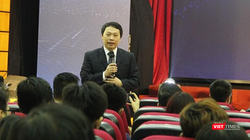 Thứ trưởng Bộ TT&TT Nguyễn Huy Dũng trao đổi tại lễ công bố cuộc thi Tìm kiếm giải pháp Chuyển đổi số Quốc gia 2022.