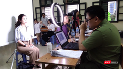 Công an cấp phường tại quận Ba Đình thực hiện thủ tục để làm căn cước công dân gắn chíp cho người dân trên địa bàn.