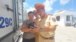 CSGT hướng dẫn, hỗ trợ tài xế nạp tiền vào tài khoản.