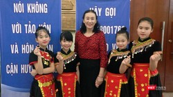 Bà Nguyễn Thị Luận - Chủ tịch Liên Chi hội Bảo vệ Quyền trẻ em tỉnh Quảng Ninh và các cháu nhỏ trong một chương trình đào tạo nâng cao nhận thức cho trẻ em.