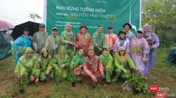 Đại diện các bên VARS, Hội nhà văn, UBND Xã, Giảng viên trường ĐH Tây Bắc, gia đình nhà văn Nguyễn Huy Thiệp.