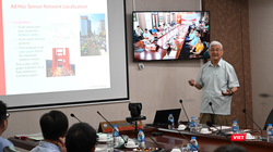 Giáo sư Yinyu Ye - Viện Kỹ thuật Tính toán và Toán học, Đại học Stanford - nói chuyện với cán bộ, giáo viên và học viên Học viện Công nghệ Bưu chính Viễn thông.