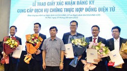 Cục trưởng Cục Thương mại điện tử và Kinh tế số Đặng Hoàng Hải trao Giấy xác nhận đăng ký cung cấp dịch vụ chứng thực hợp đồng điện tử cho 5 doanh nghiệp 