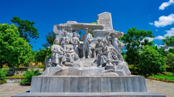 Tượng đài Bác Hồ với TNXP tại Khu di tích lịch sử Nà Tu