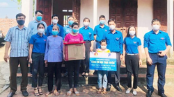 VNPT trao tặng máy tính trong chương trình Cùng em học trực tuyến.