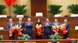 Chủ tịch Quốc hội Vương Đình Huệ và Thủ tướng Phạm Minh Chính tặng hoa chúc mừng tân Bộ trưởng Bộ Giao thông Vận tải Nguyễn Văn Thắng (thứ hai, phải sang), Bộ trưởng Bộ Y tế Đào Hồng Lan, Tổng Kiểm toán Nhà nước Ngô Văn Tuấn (thứ hai trái sang) và nguyên Tổng Kiểm toán Nhà nước Trần Sỹ Thanh (bên trái), nguyên Bộ trưởng Bộ Giao thông vận tải Nguyễn Văn Thể.