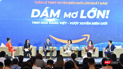 Ông Gijae Seong - Giám đốc Điều hành Amazon Global Selling Việt Nam và bà Lại Việt Anh - Phó Cục trưởng Cục Thương mại điện tử và Kinh tế số, cùng các diễn giả trao đổi tại sự kiện tuần lễ Amazon 2022.