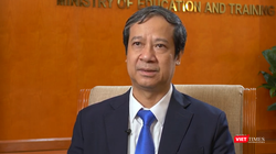 Bộ trưởng Nguyễn Kim Sơn mong muốn mỗi thầy cô giáo cố gắng vượt qua khó khăn để tiếp tục theo đuổi mục tiêu nghề nghiệp.