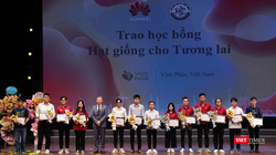 Ông Fang Yu - Phó Tổng Giám đốc Huawei Việt Nam trao tặng học bổng cho các sinh viên tài năng tại Techfest Vĩnh Phúc 2022.