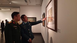 Triển lãm Tình quân dân thể hiện sự đa dạng về bút pháp, thể loại và chất liệu qua từng tác phẩm.